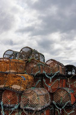 İskoçya 'da bir rıhtımda yığılmış bir yığın boş ıstakoz.