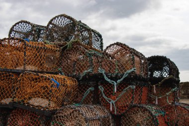 İskoçya 'da bir rıhtımda yığılmış bir yığın boş ıstakoz.