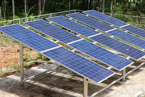 笼子里的太阳能电池板太阳能电池板农场在金属框上的金属丝网 下面是绿色替代能源 选择性重点 — 图库照片