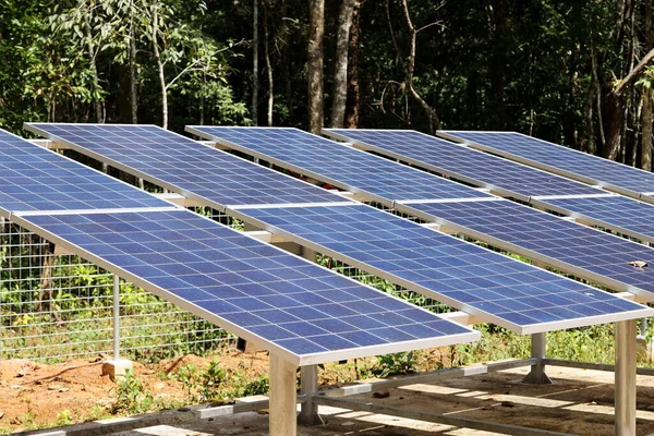 农村地区户外太阳能电池板 偏远地区的发电是一种清洁的替代能源 减少了温室气体排放 选择性重点 — 图库照片