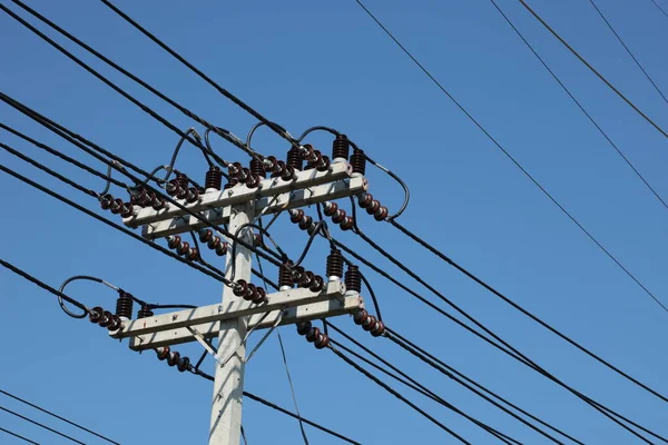 Pólos Elétricos Com Fios Alta Tensão Nos Pólos Linhas Transmissão — Fotografia de Stock