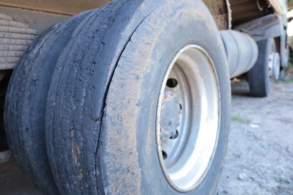 Risse Und Beschädigte Lkw Reifen Kaputte Und Veraltete Hinterreifen Großer — Stockfoto
