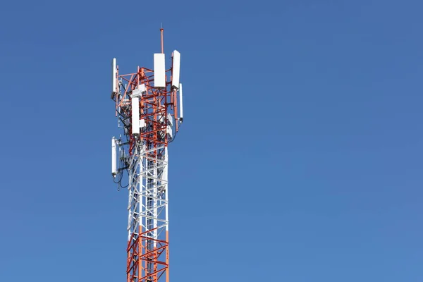 Mavi Gökyüzüne Karşı Baz Istasyonu Kablosuz Telefon Sistemi Almak Iletmek — Stok fotoğraf