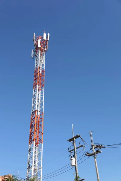 電力のある電気通信塔 青い空を背景に選択的な焦点を当て 高電圧電源を備えた4Gおよび5Gセルラ通信タワー — ストック写真
