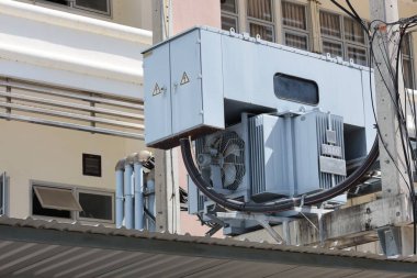 Direkte büyük bir trafo var. Alttaki görüntüde uzun ve güvenli kullanım için fan vantilatörlü büyük yüksek voltajlı dönüştürücüyü seçici odaklı olarak kopyala.