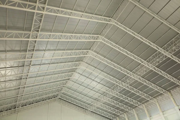 Χαλύβδινη Οροφή Λεπτομέρεια Από Ατσάλινη Οροφή Αποθήκη Γυμναστηρίου Διαφανείς Λωρίδες — Φωτογραφία Αρχείου