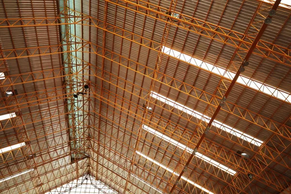 Χαλύβδινη Στέγη Του Γυμναστηρίου Λεπτομέρεια Κατασκευής Χαλύβδινης Οροφής Διαφανείς Λωρίδες — Φωτογραφία Αρχείου