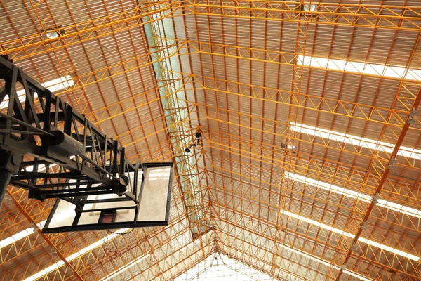 Spor Salonundaki Eski Basketbol Potası Çelik Yapıda Bir Spor Salonunda — Stok fotoğraf