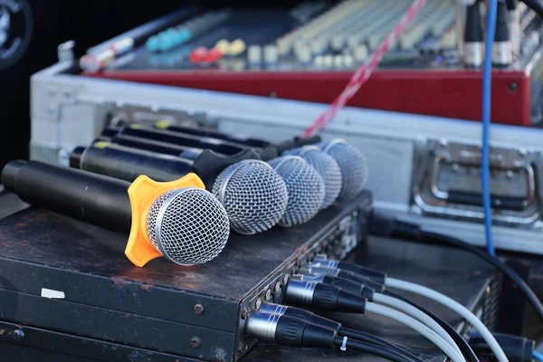 Микрофон Аудио Оборудовании Крупный План Нескольких Микрофонов Смесителем Управления Открытом — стоковое фото