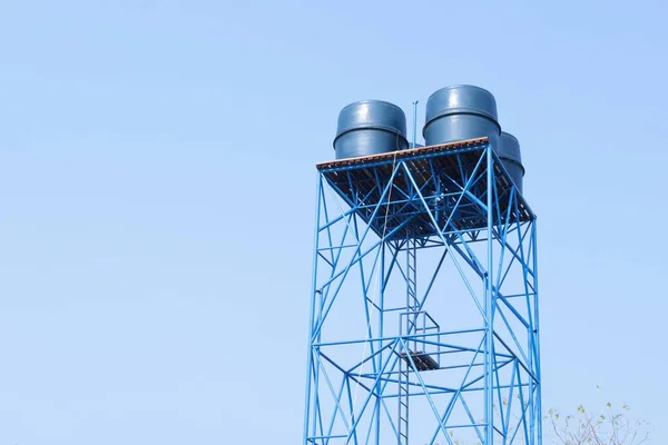 Reservatório Água Torre Metal Tanque Armazenamento Água Plástico Azul Para — Fotografia de Stock