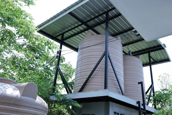 Kunststof Watertank Betonnen Toren Crème Gekleurde Plastic Water Opslagtank Voor — Stockfoto