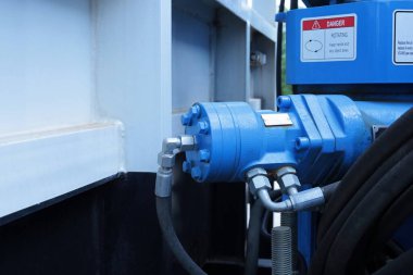 Hortumlu hidrolik pompa. Seçici odaklı, yüksek basınçlı forklift hidrolik kapakçık sisteminin mavi hidrolik pompası..