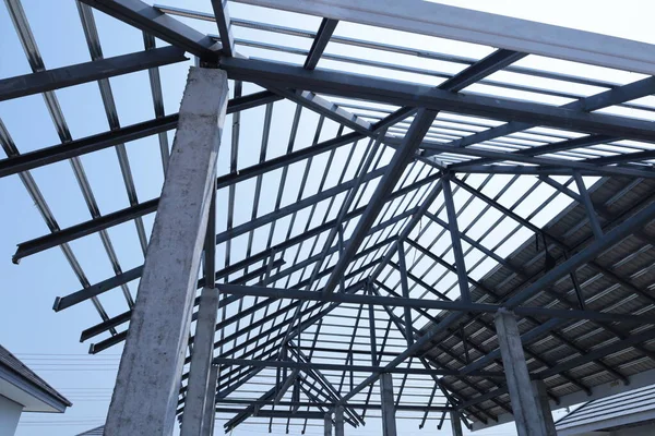 Metalowa Konstrukcja Dachu Słupach Metalowa Rama Dachowa Betonowej Podstawie Słupowej — Zdjęcie stockowe