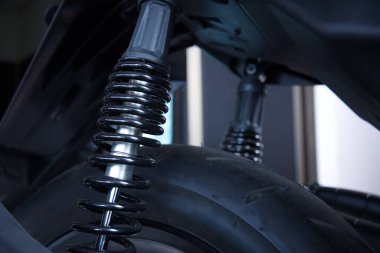 Motosikletli arka bahar şok emici. Seçici odak ile kopyalama alanı ile motosiklet arka tekerlek süspansiyonu