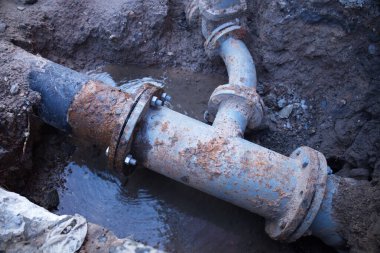 Delikteki kırık tesisat. Metal tesisat borularının kapanması, sızıntı yapması ya da delik açılması ve suyun seçici bir odak ile onarılmayı beklemesi..