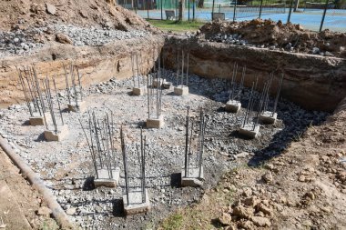 Yığın temel çukuru. Beton iskele, açık hava çukur temeli ile büyük kule inşaat alanında seçici odaklı.