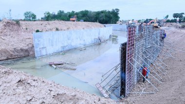 Çimento duvarı resmi paneli. Beton duvar, fotokopi alanı olan Tayland kentlerinde bir drenaj kanalı büyüklüğünde inşaat destekli çelik paneller. Seçici odak