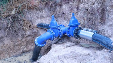 Kapı valfi ve ayırıcı. Yeraltı ana su tedarik sistemi onarıldı, muhafaza edildi ve fotokopi alanı ve odak noktası olan kirli bir çukur arka planında toplandı.