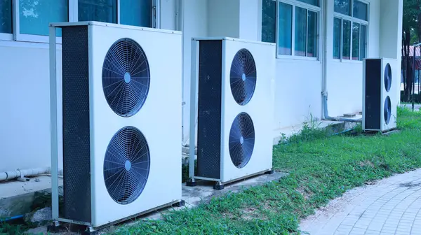 Açık hava klima kompresörü. Bölünmüş Klima Dışarıdaki Çimento Binası 'na Fotokopi Alanı ile Kuruldu. Seçici odak