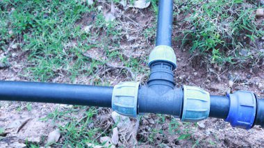 HDPE plastik su borusu bağlantısı. Eski HDPE plastik konnektörünü yakın plan su borusundan eve bağlantı kurmak için seçici odaklı zemin olarak zemin ile birlikte