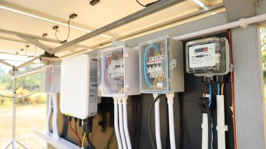 Panelde ölçüm cihazı olan bir elektrik sayacı. Güneş panelinin altındaki elektrik ölçüm sistemini kapatın ve açık havada fotokopi alanı ve seçici odaklı öğrenme gösterimi için aygıt yerleştirin