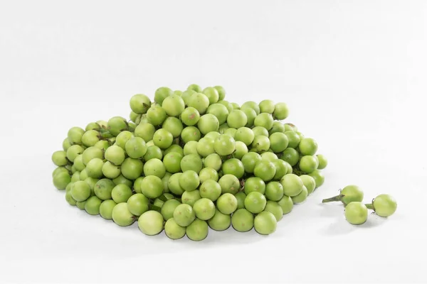 Grüne Winzige Auberginen Auf Weißem Hintergrund Solanum Paniculatum — Stockfoto