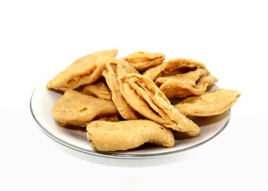 Nimki, gevrek gevrek gevrek süslemeler tuzlu atıştırmalıklar. Beyaz arka planda Namak para. Katmanlı ya da şeritli Mathri ya da Mathiya insanların Banladesh ve Kuzey Hindistan 'da çay ile sevdiği popüler bir aperatif tarifidir..