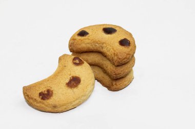 Chanda Bisküvisi. Üzerinde üç tane kahverengi karamel nokta var. Bu bisküviler Chittagong 'da popüler ve geleneksel bir pastane ürünüdür. Sabah akşam çayla ye..