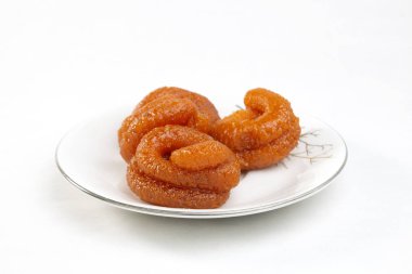 Geleneksel gevrek tatlı Bangladeş memesinde bulunur. İçindeki maddeler pirinç tozu, şeker, renk. Beyaz arka planda Rice Jilabi sokak yemekleri.