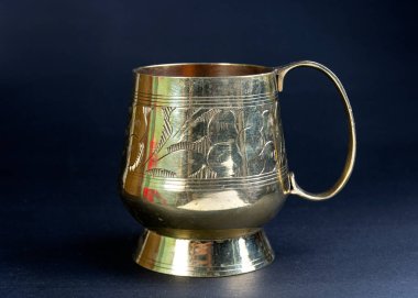 Madalyalı, içme suyu için oyulmuş bronz bardak. Bangladeş 'te ve Hint kraliyet ailesinde popüler esrar. yiyecek kalitesinde kansa camı ya da su kabı. Bu da mide sağlığının gelişmesine yardımcı olur..