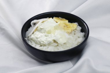 Doi Chira, geleneksel Bengali sağlıklı ve serin yaz yemekleri. Ana malzemesi suya batırılmış yassı pirinç ve kaymak. Diğerleri şeker, tuz, muz dilimleri, hindistan cevizi vs..