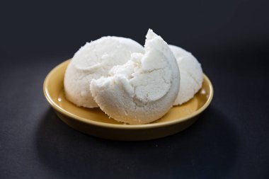 Pirinç keki ya da Bhapa Pitha geleneksel bir Bangladeş yemeğidir. Kış Vapa Pitha atıştırmalıkları tabakta.