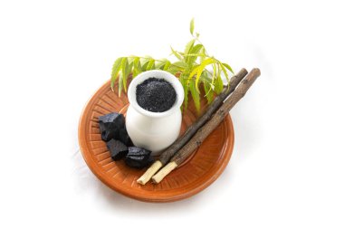 Neem Datun, Neem yapraklı siyah diş tozu, Neem çubuğu ve beyaz arka planda kavrulmuş neem yaprakları. Bengali Randevu Majon 'da, Kalo Nimer Majon. Diş temizleyicisi olarak kullanılmış..