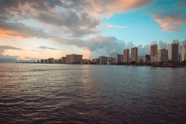 Gün batımında Waikiki plajı manzarası, Honolulu, Hawaii. Metin için alanı kopyala
