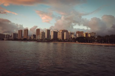Honolulu, Hawaii. Waikiki plajı ve Honolulu silueti.