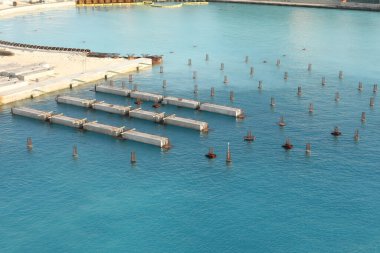 Deniz Kuvvetleri İnşaatı Bert ve Jetty İnşaat Çelik Boru Yığını için bu resim üzerinde çalışıyor..