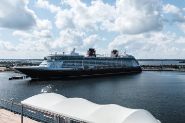 Disney Cruise Line 'ın Disney Fantezisi Florida' ya yanaştı.