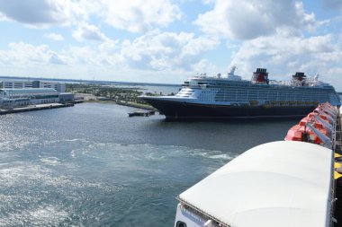 Disney Cruise Line 'ın Disney Fantezisi Florida' ya yanaştı.