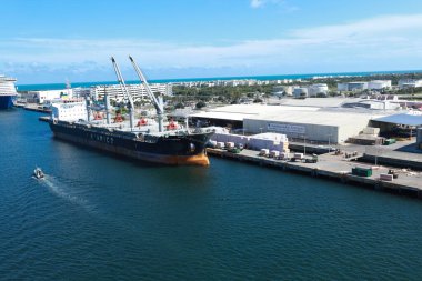 Büyük kırmızı kütle gemisi / Büyük enerji santralinin dışına yanaşan bir kömür gemisi Florida, ABD 'deki Open deposuna kenetleniyor.