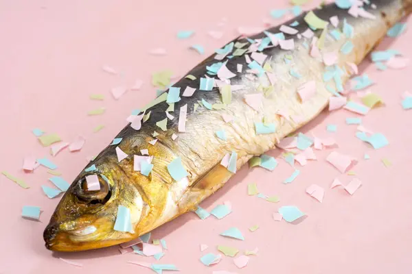 Ψάρι Καλυμμένο Μικροπλαστικό Ροζ Πλάκα Αντίκτυπος Του Μικροπλαστικού Στην Τροφική Εικόνα Αρχείου