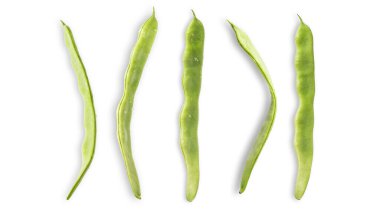 Beyaz arka planda izole edilmiş çiğ helda romano çalı fasulyesi kapsülleri. Yaz diyeti, sağlıklı beslenme konsepti. Yiyecek ve organik sebzeler.