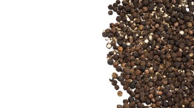 Karabiber yığını, beyaz arka planda Piper Nigrum 'un kurutulmuş mayalanmış tohumları. Bulaşık çeşnisi. Lezzetli lezzetlerin hazırlanması için katkı maddesi. Üst görünüm, alanı kopyala.