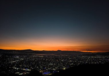 Gölün üzerinde güzel bir gün batımı