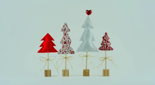 손으로 창의적 크리스마스 트리가 막대기 놓여져 — 스톡 사진