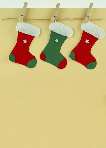 ロープの上にカラフルな靴下で手作りのクリスマスグリーティングカード — ストック写真