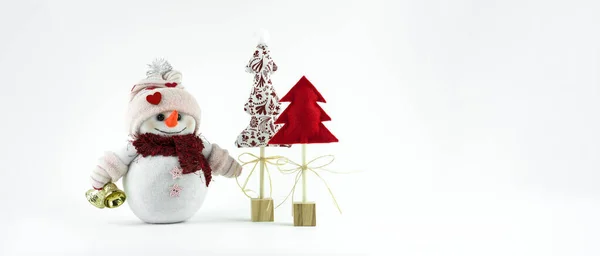 Lindo Muñeco Nieve Hecho Mano Sosteniendo Campanas Creativos Árboles Navidad —  Fotos de Stock