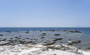 Güzel bir yaz Akdeniz kıyısı Büyük deniz taşlarıyla