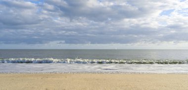 Küçük deniz dalgaları olan güzel Fransız kumlu plajı