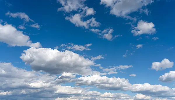 Όμορφος Ζωντανός Μπλε Ουρανός Λευκά Φουσκωτά Σύννεφα Εικόνα Αρχείου