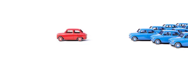 Έννοια Επιχειρηματικού Ανταγωνισμού Λευκό Φόντο Κόκκινο Αυτοκίνητο Οδηγεί Τον Αγώνα Εικόνα Αρχείου